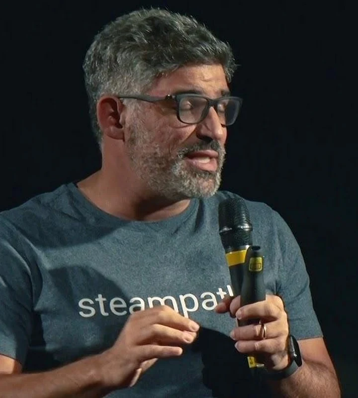 Conrado Schlochauer — Fundador, Nōvi