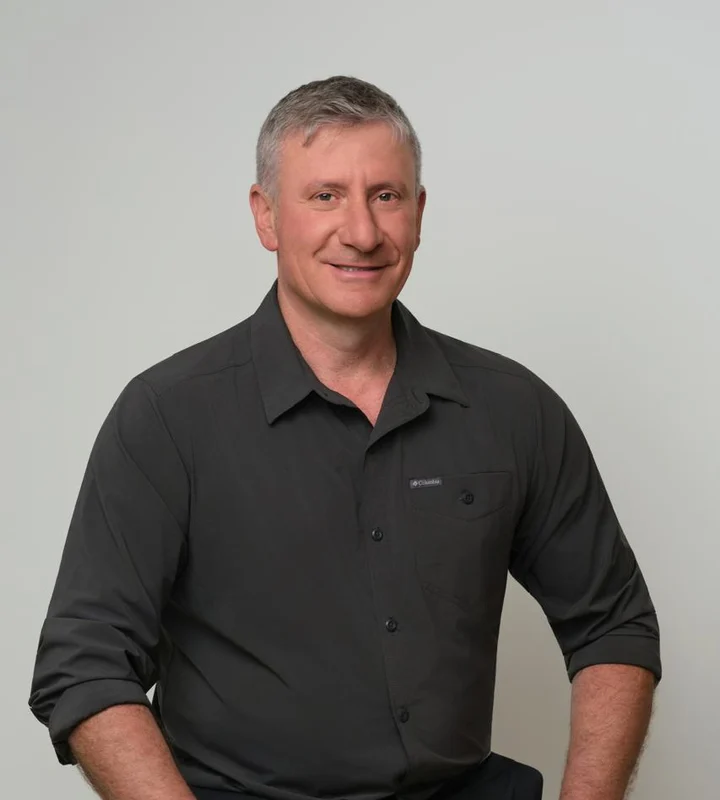 Eleandro Rostirolla — Executivo e sócio-administrador, Acrilmarco