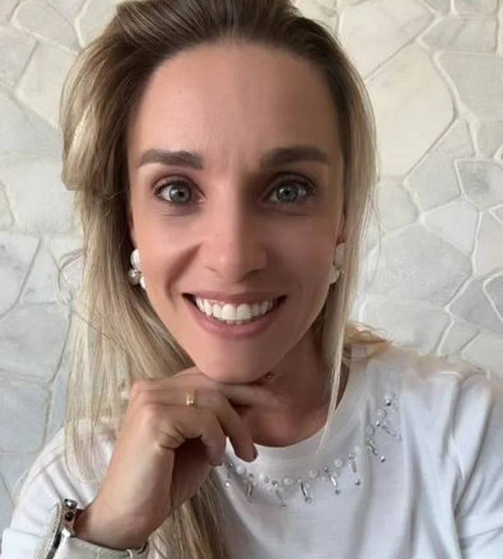 Lívia Paim — Doutora e Mestre em Ensino para Inclusão